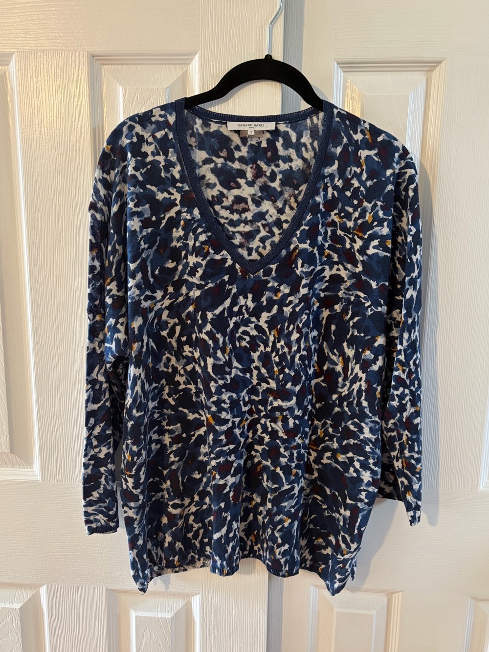 Gerard Darel Paris V-neck Blue/White Abstract Leopard Print Linen Blend Knit Top